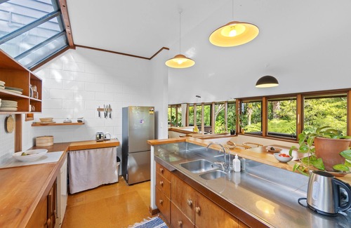 Titirangi Casa | Treetop Sanctuary - Titirangi Holiday Home