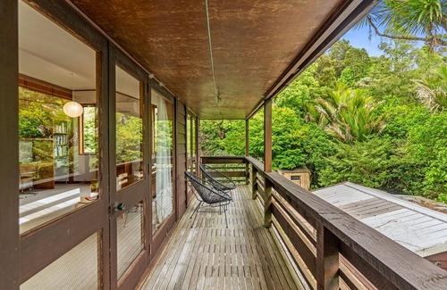 Titirangi Casa | Treetop Sanctuary - Titirangi Holiday Home