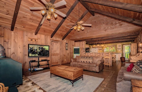 Gatlinburg - Pigeon Forge Cabina | TreetopRetreat: MtnViews*HotTub*WiFi*OutdoorFireplace