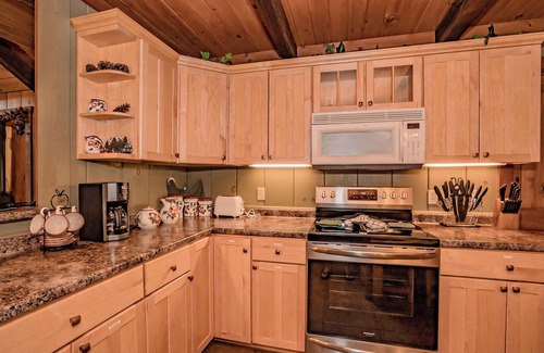 Gatlinburg - Pigeon Forge Cabina | TreetopRetreat: MtnViews*HotTub*WiFi*OutdoorFireplace