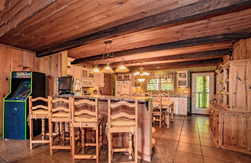 Gatlinburg - Pigeon Forge Cabina | TreetopRetreat: MtnViews*HotTub*WiFi*OutdoorFireplace