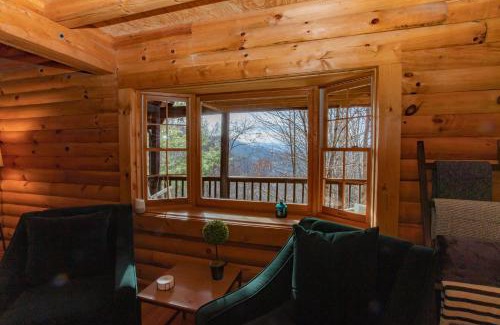 Mars Hill Casa | Treetops Cabin easy to Asheville with fast wifi and great view