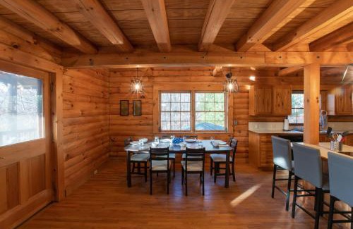 Mars Hill Casa | Treetops Cabin easy to Asheville with fast wifi and great view