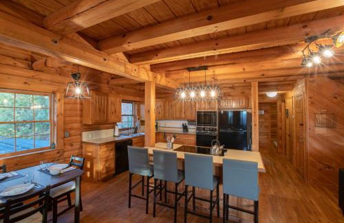 Mars Hill Casa | Treetops Cabin easy to Asheville with fast wifi and great view