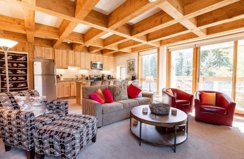 Vail Condominio | Treetops Condo Short Walk to Base of Eagle Bahn Gondola by RedAwning