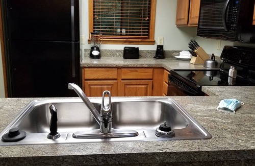 Gatlinburg Complejo | Treetops Resort on Roaring Fork Stream Gatlinburg 2Bd2Ba Condo SATURDAY Check In