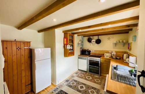 Goodwick Cabaña | Trefechan Wen Dairy - Peaceful, character cottage near coastal path.