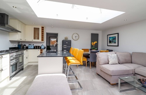 Cemaes Bay Casa | TREFIN, pet friendly, with hot tub in Cemaes Bay