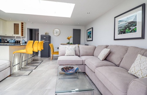 Cemaes Bay Casa | TREFIN, pet friendly, with hot tub in Cemaes Bay