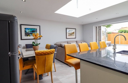 Cemaes Bay Casa | TREFIN, pet friendly, with hot tub in Cemaes Bay