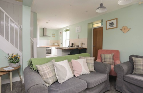 Cemaes Bay Casa | TREGYNRIG BACH, pet friendly, with hot tub in Cemaes Bay