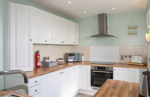 Cemaes Bay Casa | TREGYNRIG BACH, pet friendly, with hot tub in Cemaes Bay