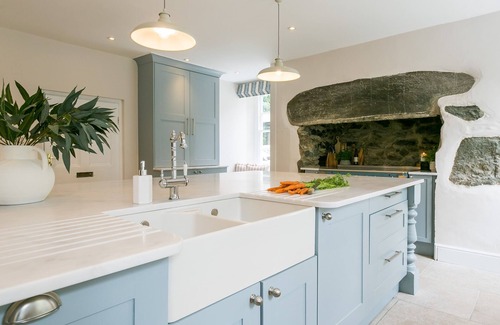 Bodedern Cabaña | Treiorwerth - a dog that sleeps 15 guests in 7 bedrooms