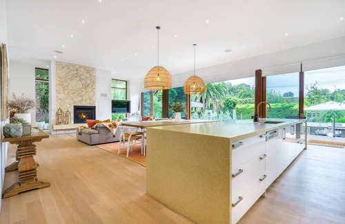 Mornington Peninsula Casa | Trelawney Beach House, Directly opposite the beach, heated pool and spa