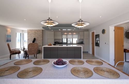 Rhosneigr Casa | Trem Y Don - A beachside holiday home for 10 guests