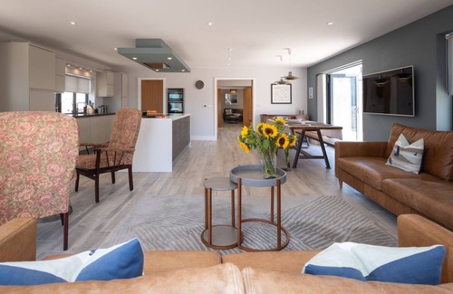 Rhosneigr Casa | Trem Y Don - A beachside holiday home for 10 guests