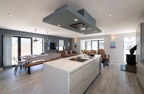 Rhosneigr Casa | Trem Y Don - A beachside holiday home for 10 guests