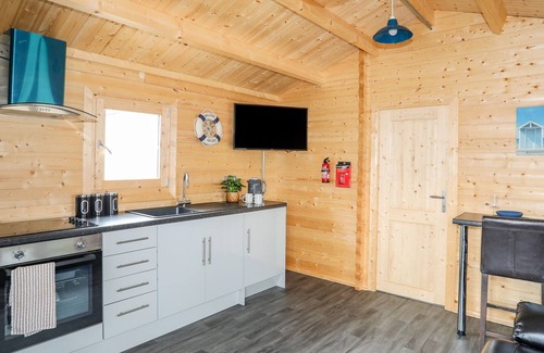 Rhosneigr Cabina | TREM Y MOR LODGE, pet friendly, country holiday cottage in Rhosneigr
