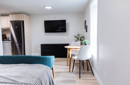 Kitchener Apartamento | Trendy 1 queen bed studio Prime Downtown location