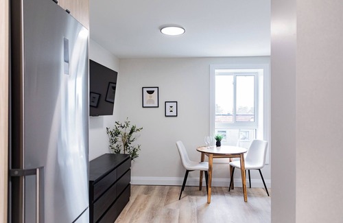 Kitchener Apartamento | Trendy 1 queen bed studio Prime Downtown location
