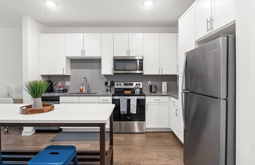 Arlington Apartamento | Trendy 1BR Apt/King Bed/Pool/Gym/Clse to Beach