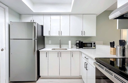 Lauderdale Harbours Condominio | Trendy 1BR with Pool & Modern Amenities