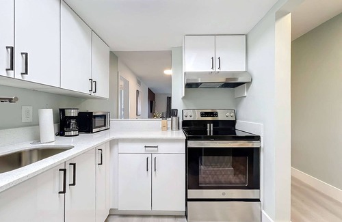 Lauderdale Harbours Condominio | Trendy 1BR with Pool & Modern Amenities