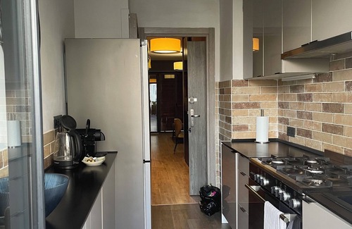 Riou - Petit Juas - Av de Grasse Apartamento | Trendy 2 bedroom 2 bathroom apartment in the centre, A/C, private parking