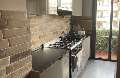 Riou - Petit Juas - Av de Grasse Apartamento | Trendy 2 bedroom 2 bathroom apartment in the centre, A/C, private parking