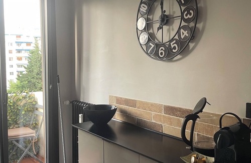 Riou - Petit Juas - Av de Grasse Apartamento | Trendy 2 bedroom 2 bathroom apartment in the centre, A/C, private parking