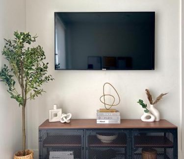 Wilshire Montana Apartamento | Trendy 2BD 2BTH Apt steps from Downtown Santa Monica!