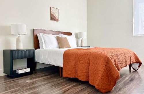 Wilshire Montana Apartamento | Trendy 2BD 2BTH Apt steps from Downtown Santa Monica!