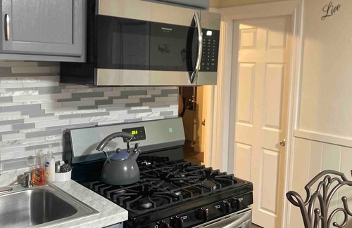 Mount Pleasant Casa | Trendy 2nd Floor Townhome near Federal Hill in Providence