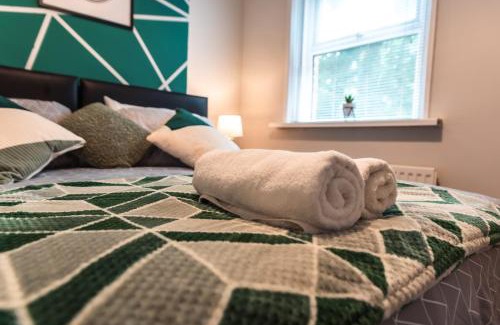 Southampton Casa | Trendy 4 Bedrooms-Sleeps 8-Long Term Disc-Driveway