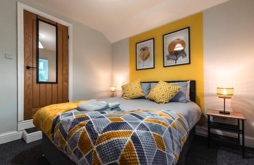 Southampton Casa | Trendy 4 Bedrooms-Sleeps 8-Long Term Disc-Driveway