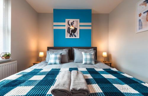 Southampton Casa | Trendy 4 Bedrooms-Sleeps 8-Long Term Disc-Driveway
