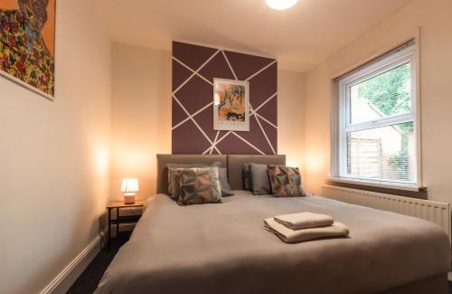 Southampton Casa | Trendy 4 Bedrooms-Sleeps 8-Long Term Disc-Driveway