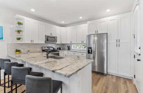 University Hills and Windsor Park Casa | Trendy 4BR Oasis, Central Spot, Relax & Explore