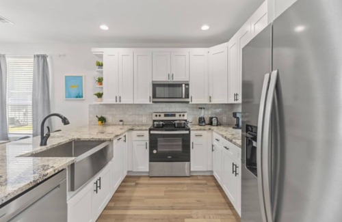 University Hills and Windsor Park Casa | Trendy 4BR Oasis, Central Spot, Relax & Explore