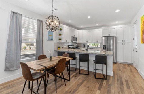 University Hills and Windsor Park Casa | Trendy 4BR Oasis, Central Spot, Relax & Explore