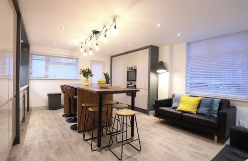 Southville Casa | Trendy 6-Bedroom Bristol Home | Spacious Group Stay by North St & City Centre