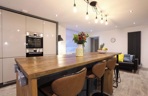 Southville Casa | Trendy 6-Bedroom Bristol Home | Spacious Group Stay by North St & City Centre