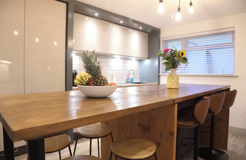Southville Casa | Trendy 6-Bedroom Bristol Home | Spacious Group Stay by North St & City Centre