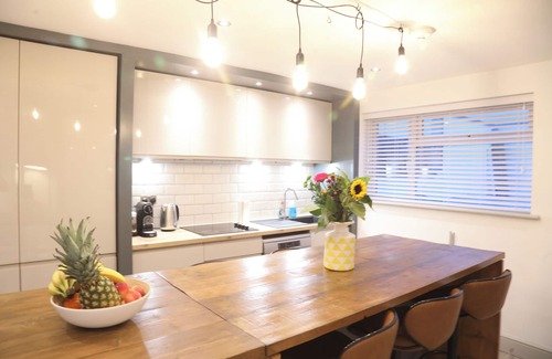 Southville Casa | Trendy 6-Bedroom Bristol Home | Spacious Group Stay by North St & City Centre