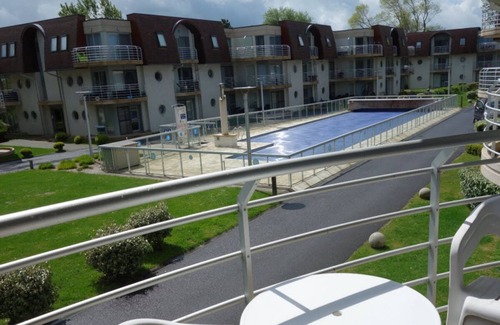 Bredene Apartamento | Trendy app. with pool, closeby dunes/beach/nature