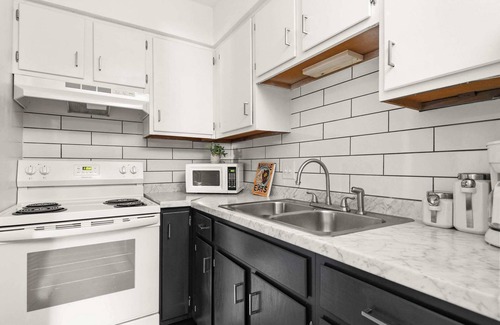 West End Apartamento | Trendy Apt on Music Row! Walk to Dozens of Bars