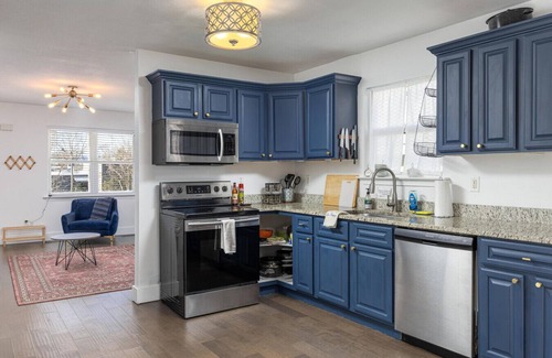 Highland Park Cabaña | Trendy Downtown Cottage - 3BR, Pets Welcome!
