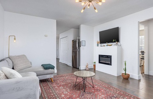 Highland Park Cabaña | Trendy Downtown Cottage - 3BR, Pets Welcome!