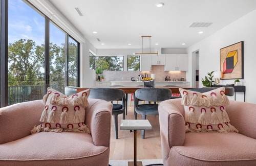 MLK Casa | Trendy East Austin Condo with Rooftop Deck + Downtown Views - Rayne