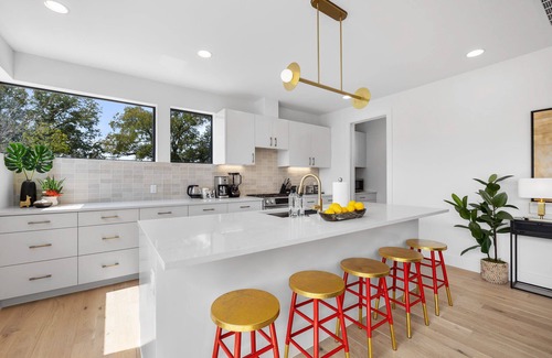 MLK Casa | Trendy East Austin Condo with Rooftop Deck + Downtown Views - Rayne